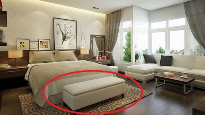 Ghế đặt cuối giường trong khách sạn có tác dụng gì?